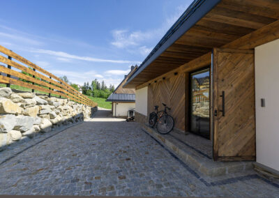 Wejście do domy w słoneczny dzień