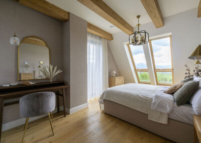 sypialnia z widokiem na tatry z toaletka, lustrem i wygodnym krzeslem