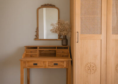 toaletka z jasnego drewna ze stylowym lutrem i szafa z jasnego drewna z zakopiańskim ornamentem