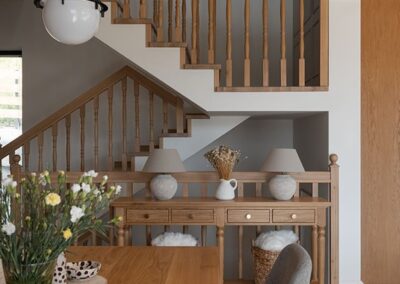 widok na schody z perpektywy kuchni