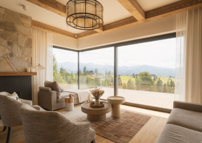 vpokoj wypoczynkowy w jasnych barwach z widokiem na gory